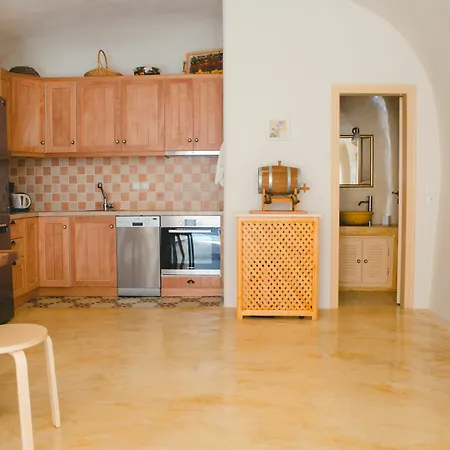 Flora's House & Cave Winery Pyrgos Kallistis